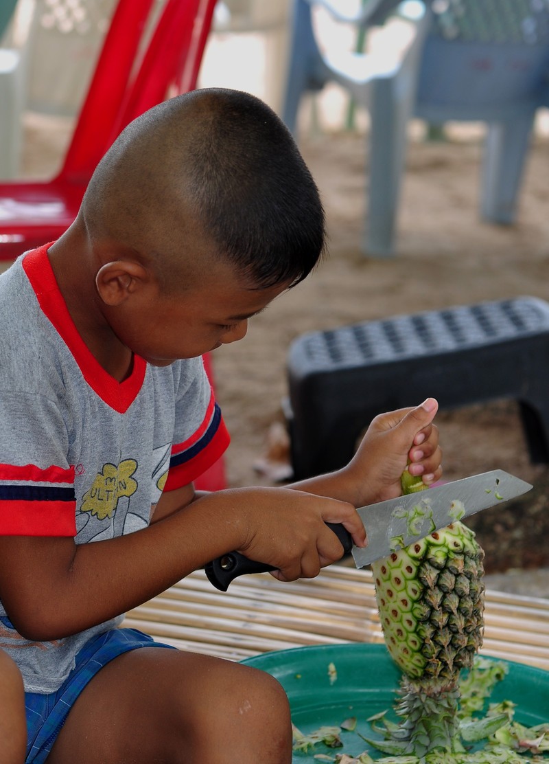 may 16 5558 cutting pineapple